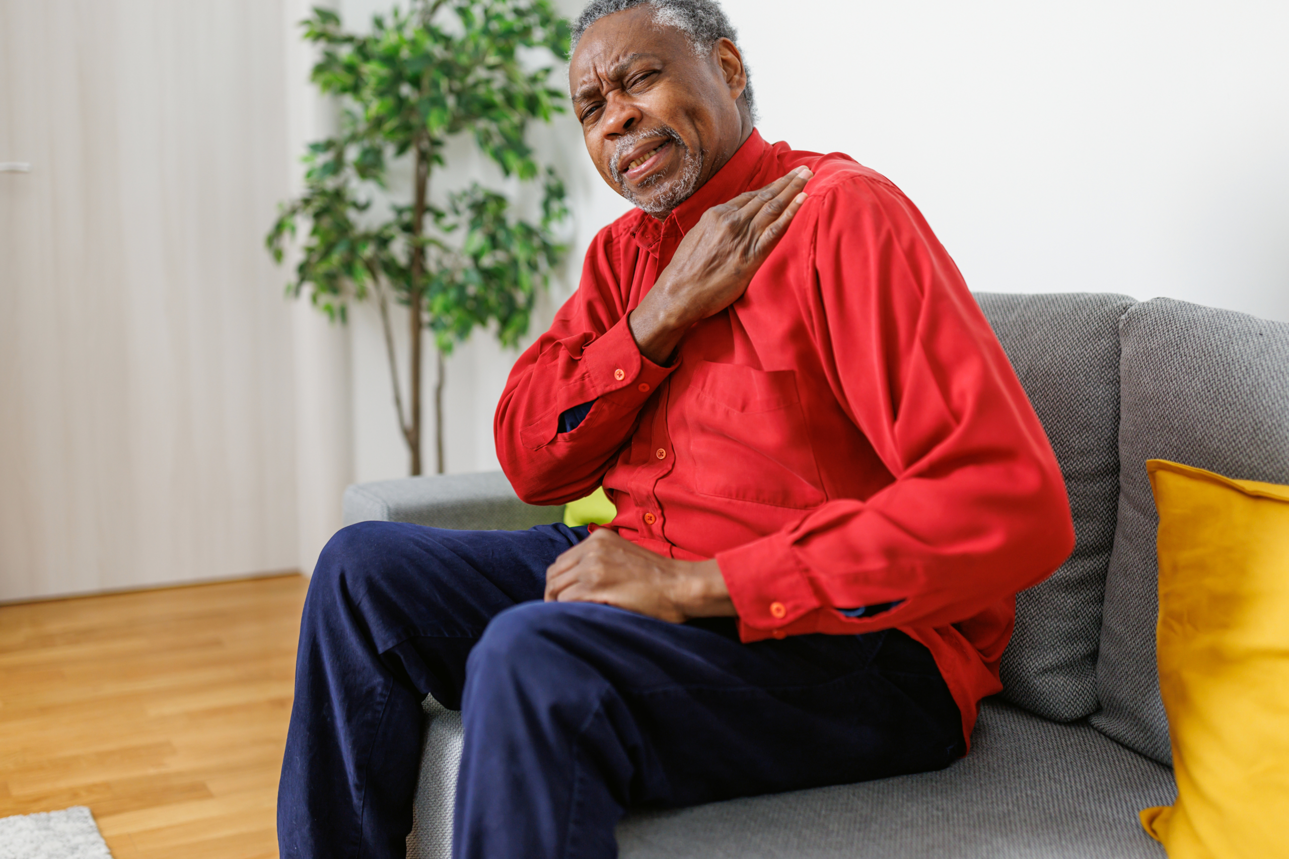 Capsulitis adhesiva en el hombro con inflamación de la articulación