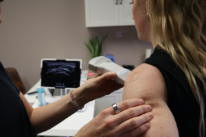 Dolor en el hombro por hombro congelado durante valoración fisioterapéutica