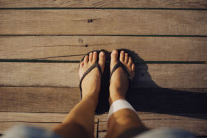 CHANCLAS Y VERANO ESGUINCE FASCITIS